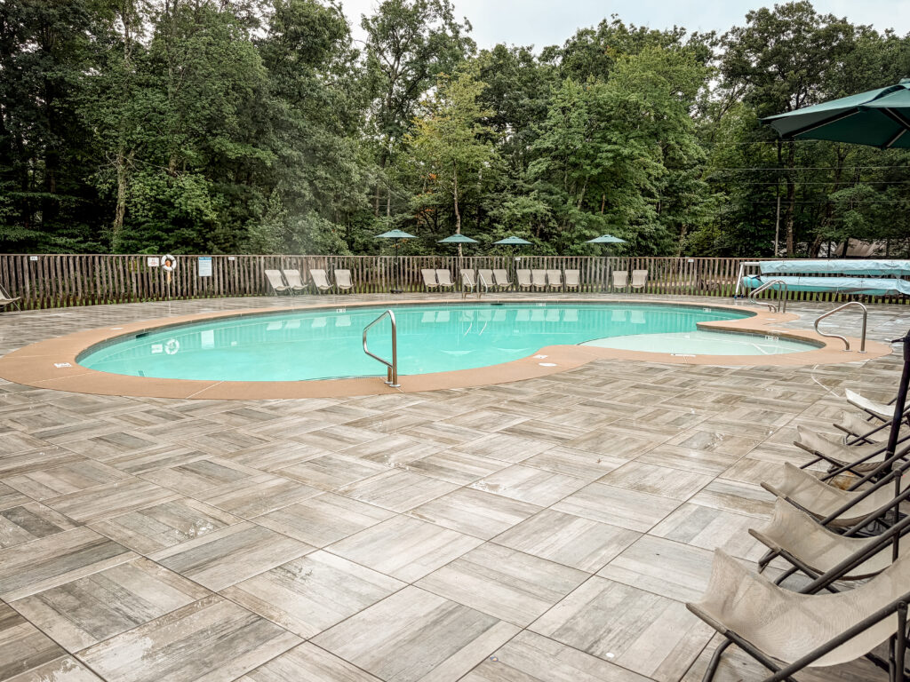 The pool at Huttopia NH